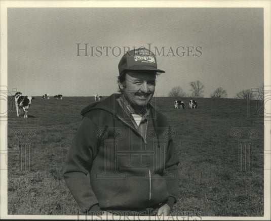 1989 Press Photo Charles Opitz of Mineral Point with a large dairy herd - Historic Images