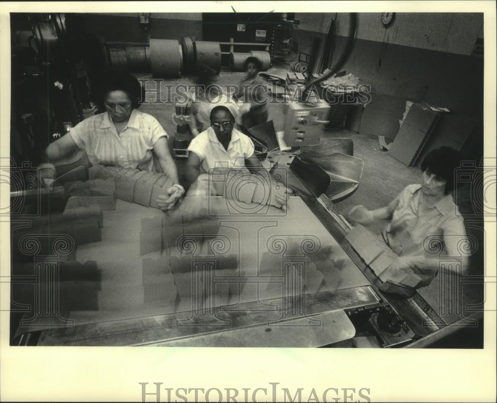 1983 Press Photo Women work on Rock-Tennessee assembly machine in Milwaukee - Historic Images