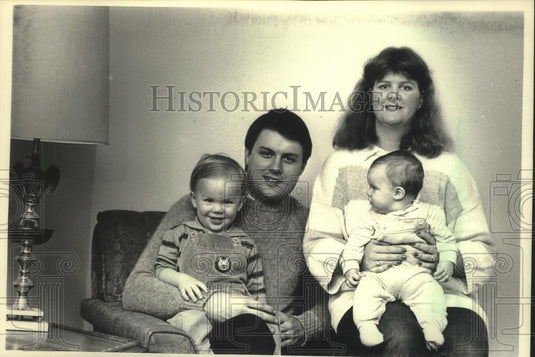 1988 Press Photo Charles & Kate Eaton & kids, a "New South Family" - mjb78625 - Historic Images