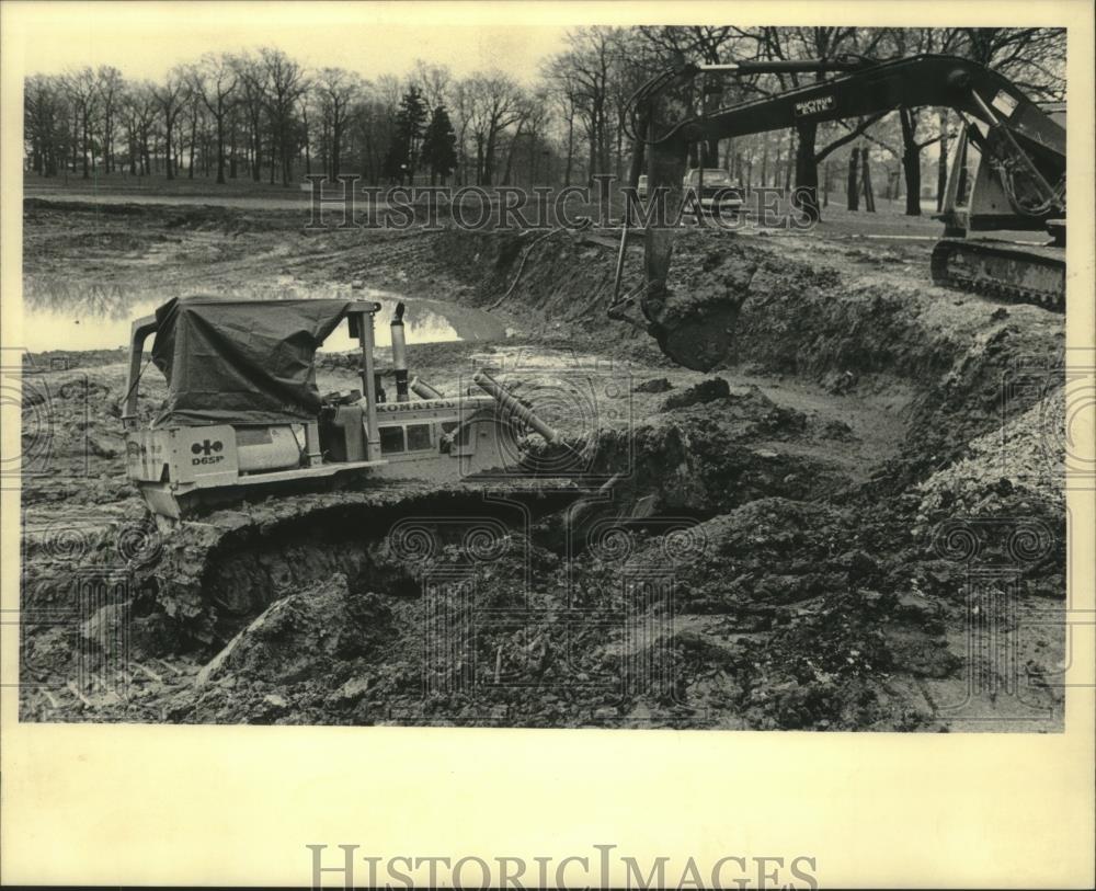 1985 Press Photo Workers removing mud from Humboldt Park lagoon, Wisconsin - Historic Images