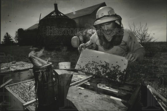 1994 Press Photo Beekeeper Chris Werner & hives in apple orchard in Washington - Historic Images