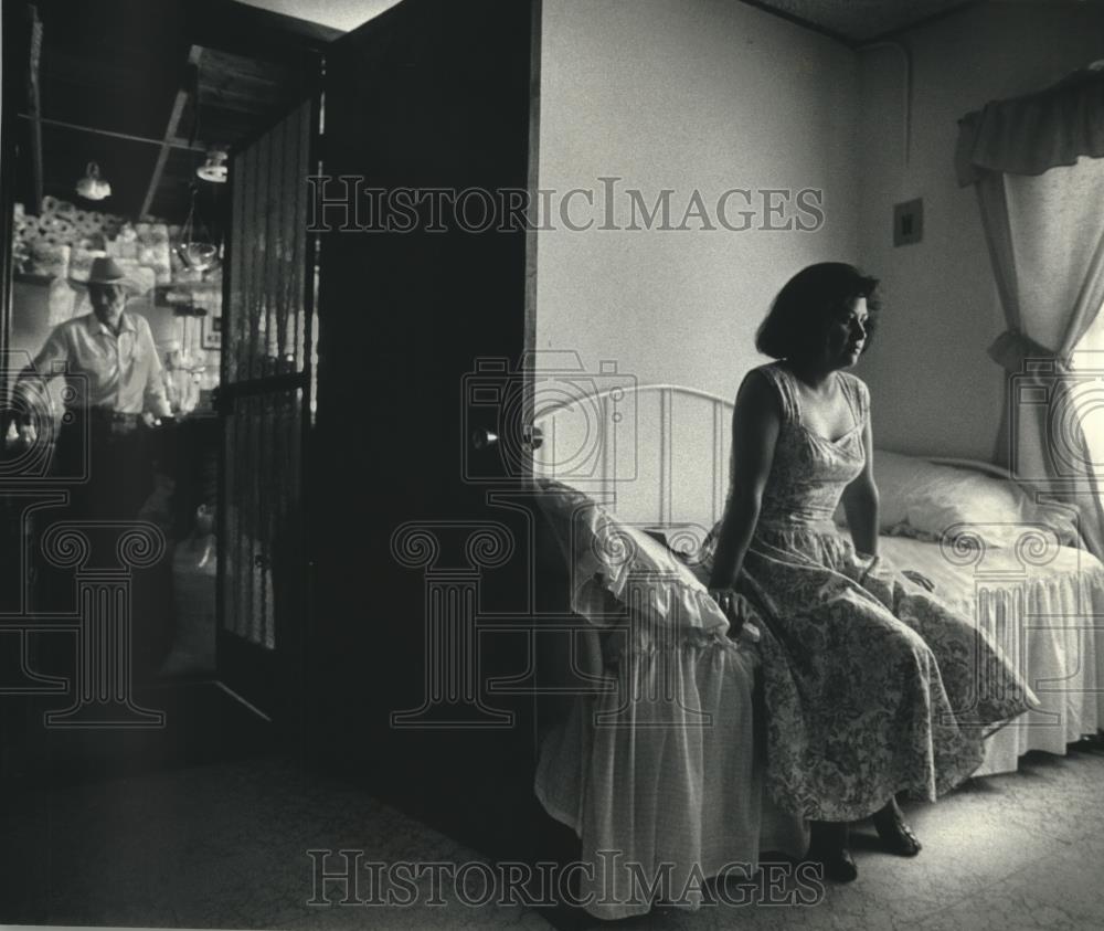 1991 Press Photo Maria Quinones works at Johnson Controls factory in Juarez - Historic Images