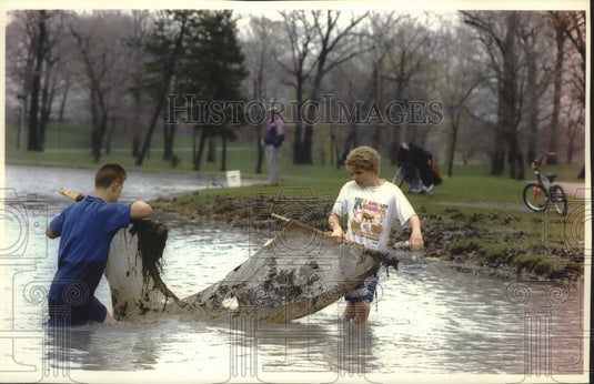 1993 Press Photo Al Wichman (L) & Shawn Nohelty catch crawfish in Humboldt Park - Historic Images
