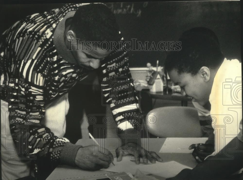1990 Press Photo Jay Humphries signs autograph at Henry David Thoreau Elementary - Historic Images