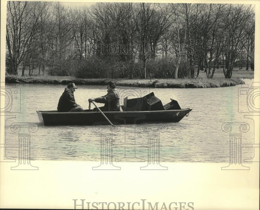 1986 Press Photo Bill Clark & Mike Povolo on Humboldt Park lagoon in Wisconsin - Historic Images