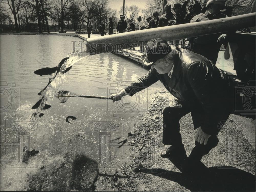 1987 Press Photo Dan Cupertino caught a net full of fish at Humboldt Park Lagoon - Historic Images