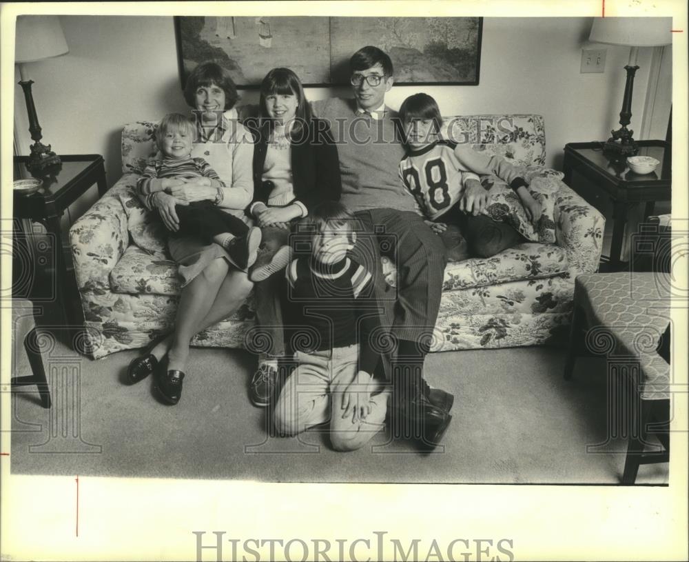 1981 Press University of Wisconsin president Robert O&#39;Neil at home with family - Historic Images