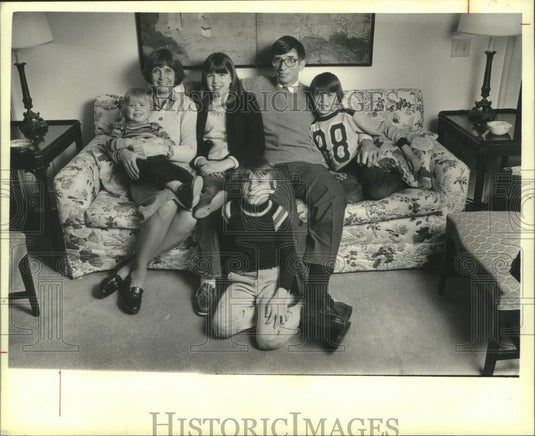 1981 Press University of Wisconsin president Robert O'Neil at home with family - Historic Images
