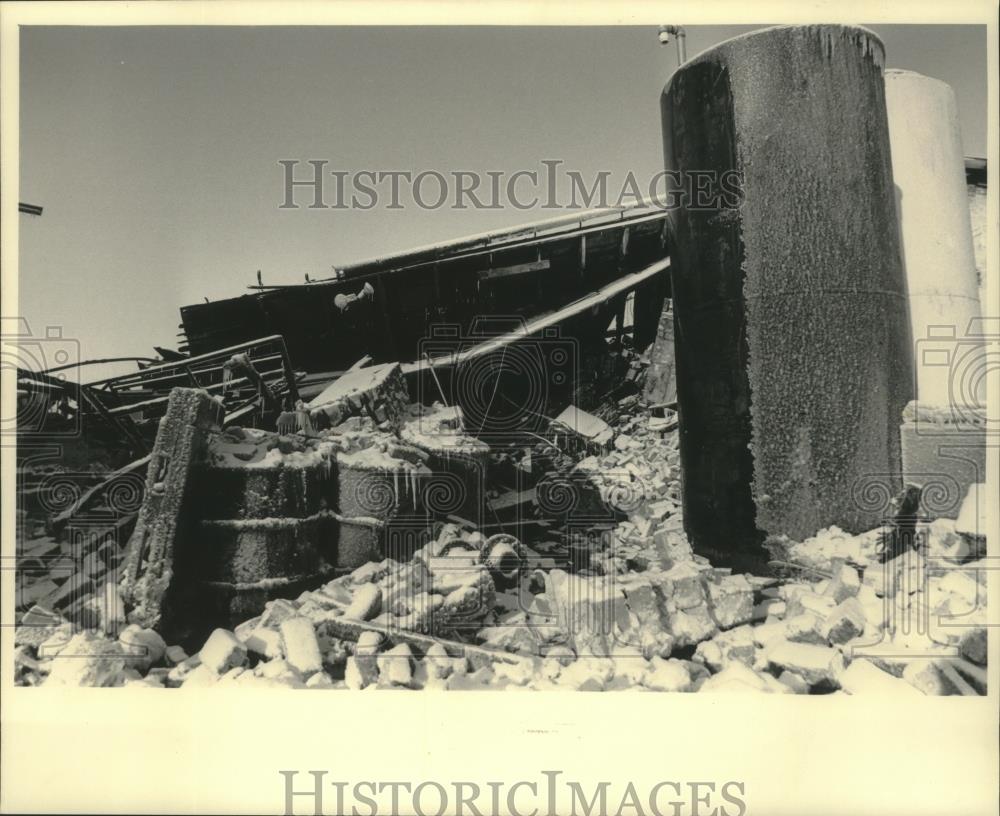 1985 Press Photo Damage from explosion at Spectra-Chem, Inc., Oregon, Wisconsin - Historic Images