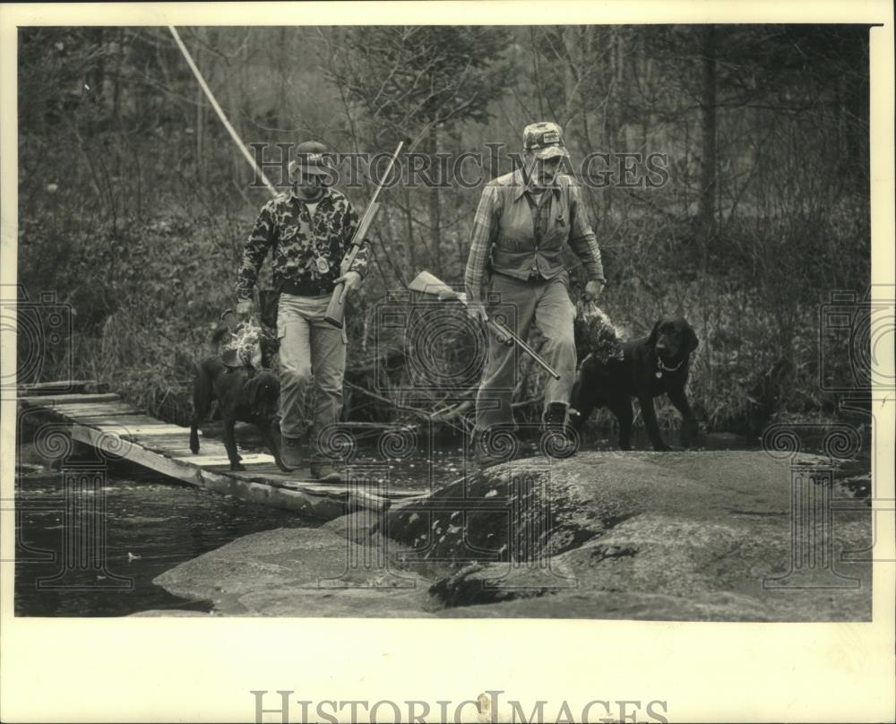 1987 Press Photo Hunters & dogs after successful hunt in Rusk County, Wisconsin - Historic Images
