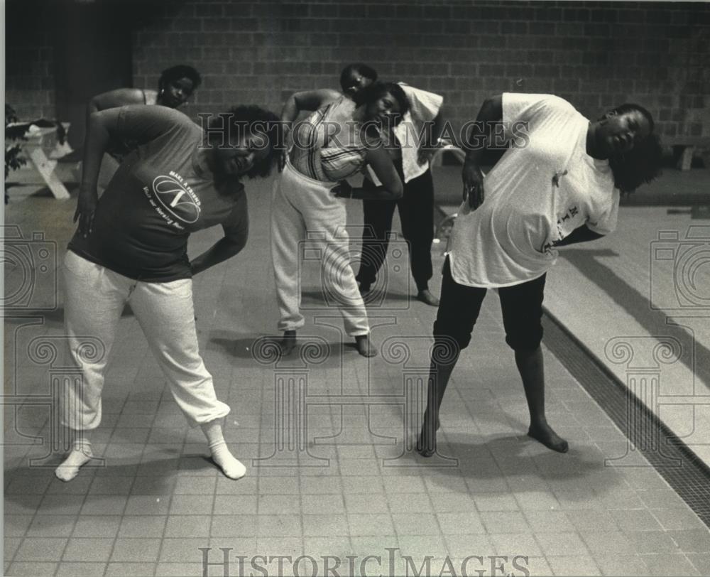 1990 Press Photo Pretty Face Diet and Exercise Program work out at Moody Pool - Historic Images