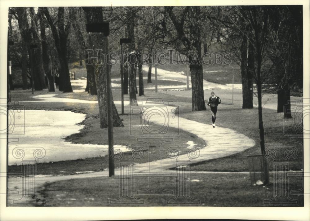 1991 Press Photo Cindy Sites of Milwaukee runs through Humboldt Park - mjb78988 - Historic Images