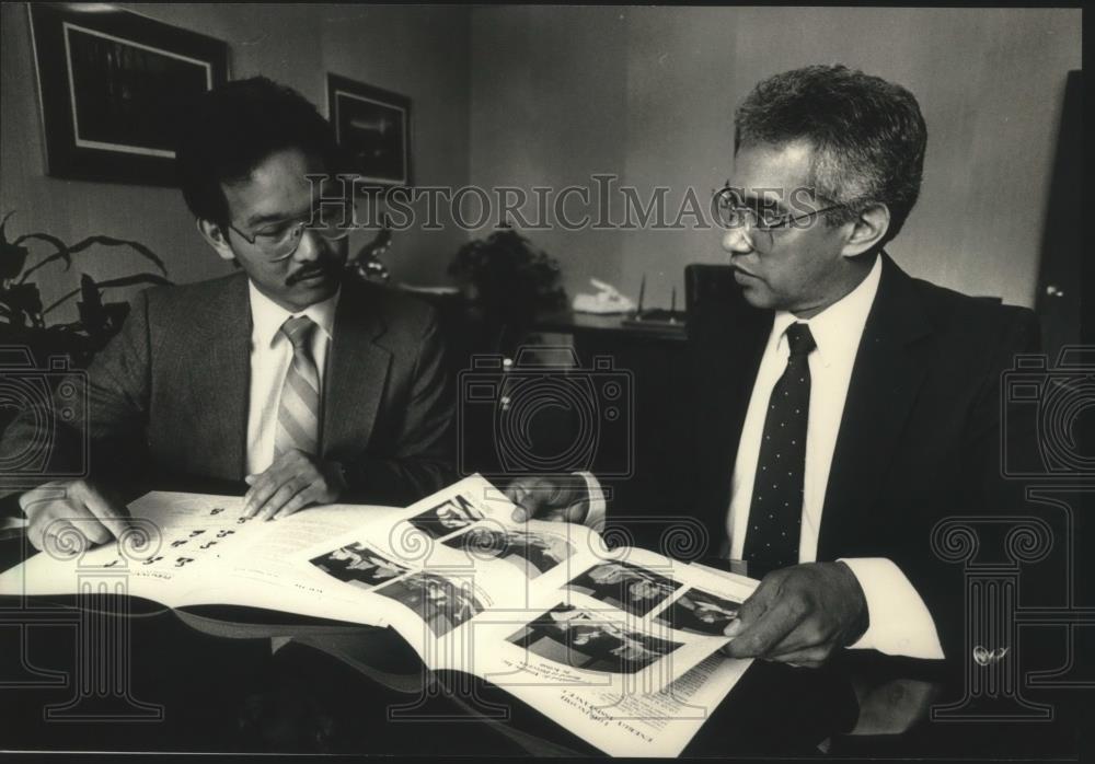 1988 Press Photo Song Yang (L), Hmong Mutual Assistance Association, Sheboygan - Historic Images