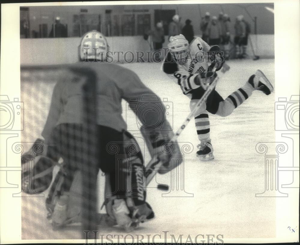 1994 Press Photo University school center Jayce Politoski plays hockey - Historic Images
