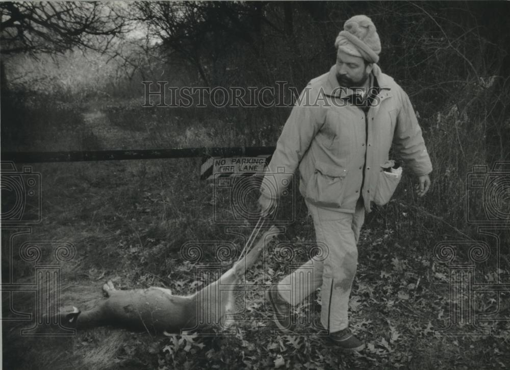 1994 Press Photo Gregg Peters, Hubertus, Wisconsin deer hunter, shown with deer - Historic Images