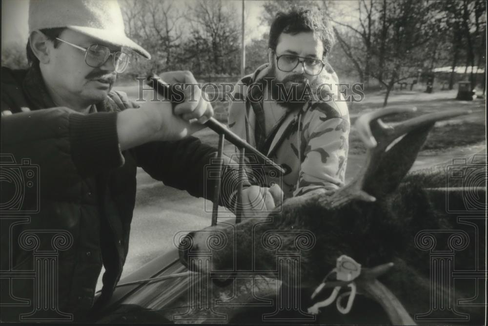 1994 Press Photo Warden Mark Andersen &amp; Milwaukee hunger David Waldref with deer - Historic Images