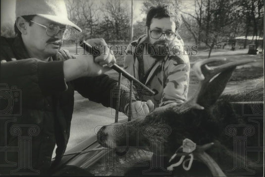 1994 Press Photo Warden Mark Andersen & Milwaukee hunger David Waldref with deer - Historic Images