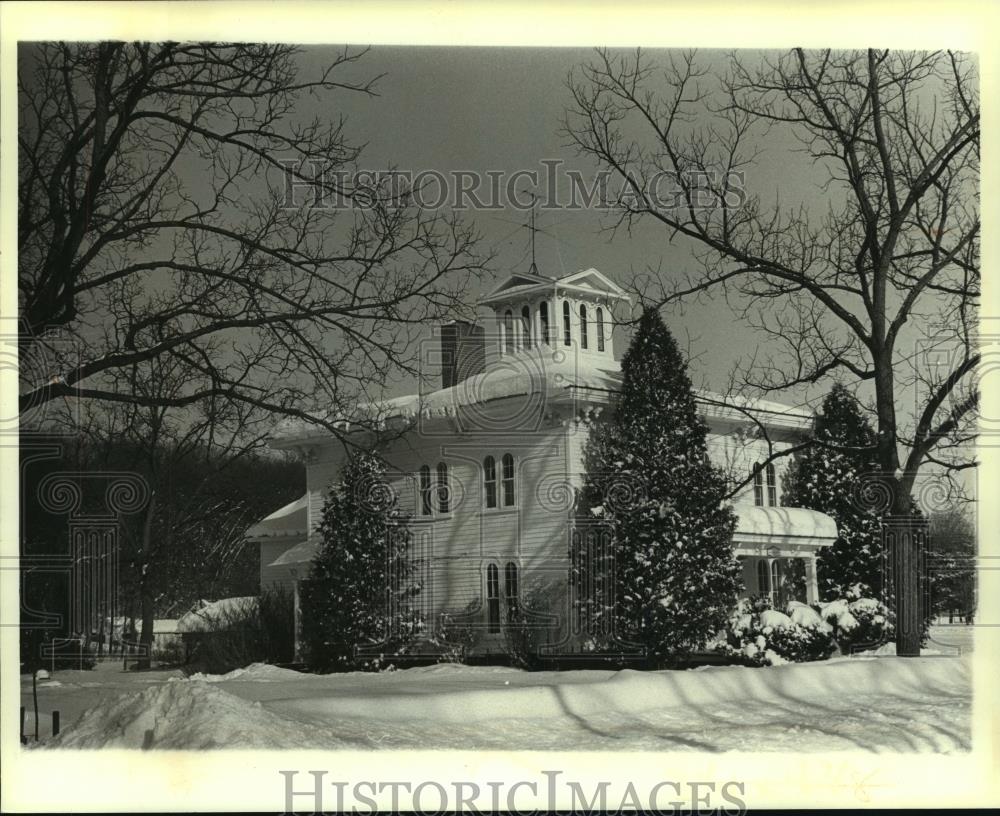 1982 Press Photo Halfway House, the first real home in Rural, Wisconsin - Historic Images