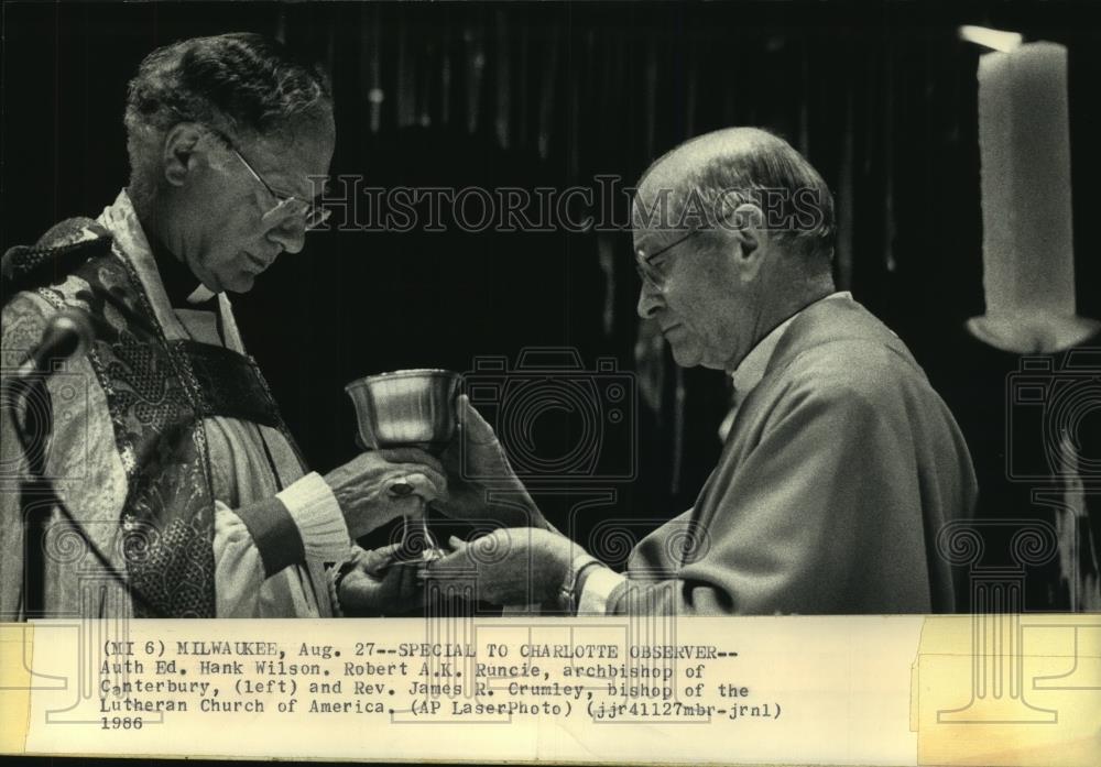 1986 Press Photo Robert A.K. Muncie hands chalice to James R. Crumley, Milwaukee - Historic Images