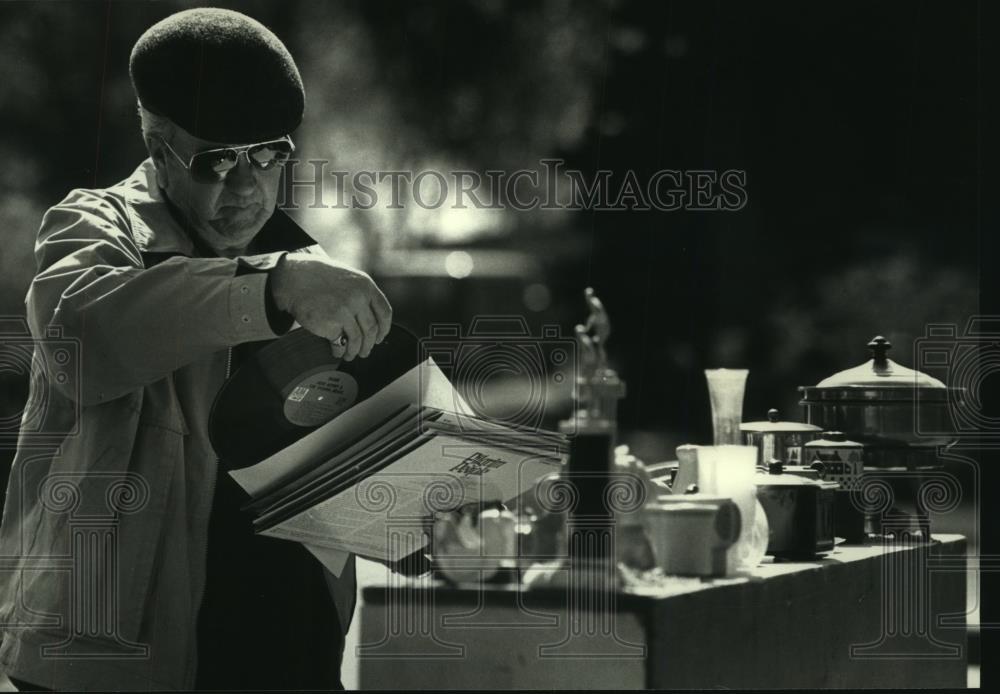 1992 Press Photo Frank Coffer at rummage sale in Brookfield, Wisconsin - Historic Images