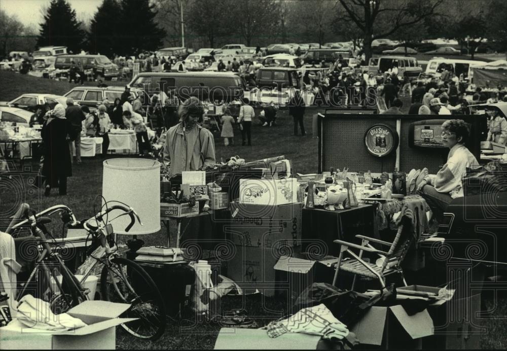 1987 Press Photo Community rummage sale at Brookfield&#39;s Wirth Park - mjb79277 - Historic Images