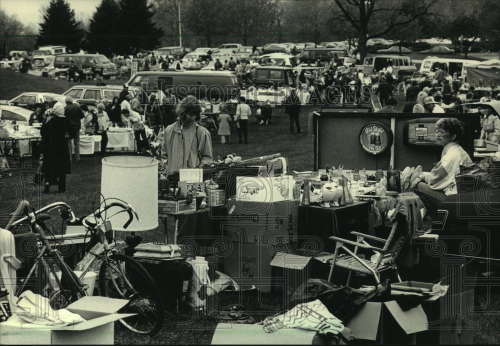1987 Press Photo Community rummage sale at Brookfield's Wirth Park - mjb79277 - Historic Images