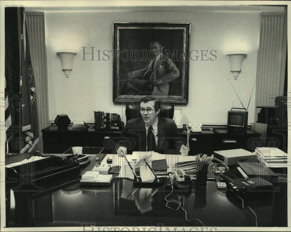 1976 Press Photo Donald Rumsfeld, Defense Secretary in the Pentagon - mjb79282 - Historic Images