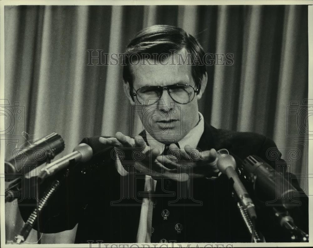 1976 Press Photo Secretary of Defense Donald Rumsfeld, Pentagon news conference - Historic Images