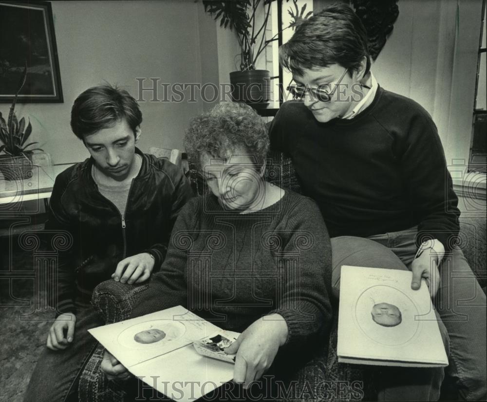 1984 Press Photo Betty Ruiz &amp; kids, Gary &amp; Connie look at pictures, Milwaukee - Historic Images