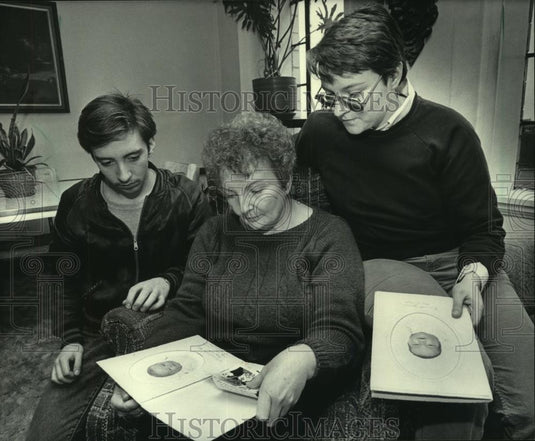 1984 Press Photo Betty Ruiz & kids, Gary & Connie look at pictures, Milwaukee - Historic Images