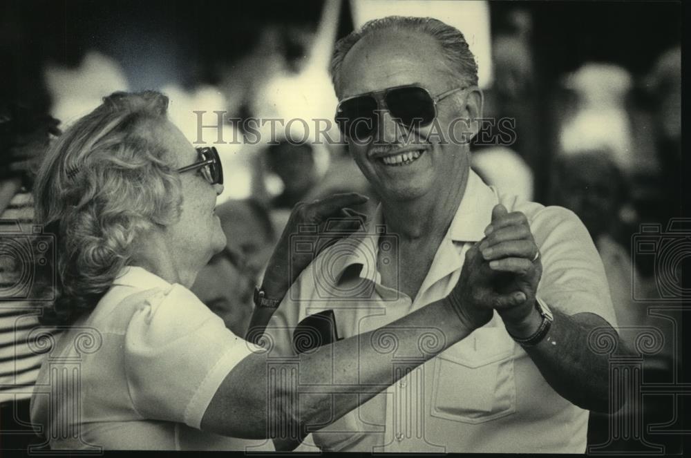 1983 Press Photo Fred Treible danced with his wife during Polish Fest - Historic Images