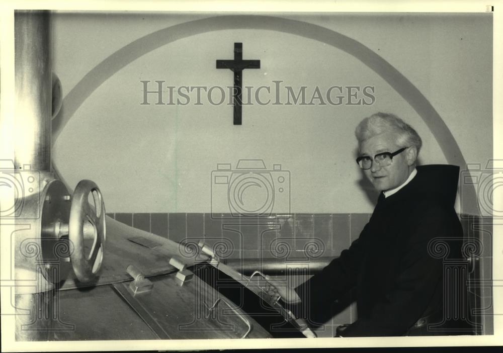 1986 Press Photo Brother Josef at 400-year-old brewery, Ettal, West Germany - Historic Images