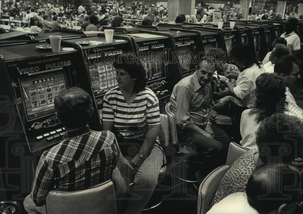 1992 Press Photo Gamblers at the Potawatomi Bingo Hall, Wisconsin - mjb79357 - Historic Images