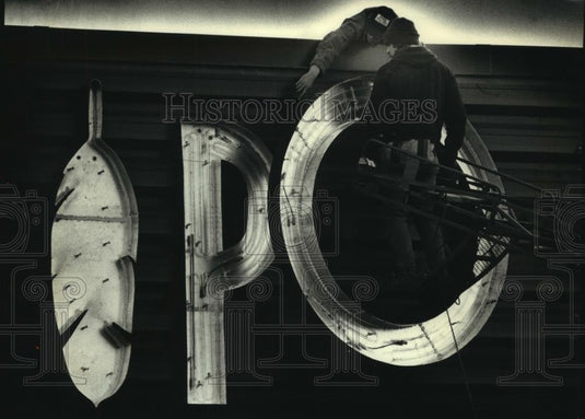1991 Press Photo Crew Installs Sign At Potawatomi Indian Bingo Hall - mjb79364 - Historic Images