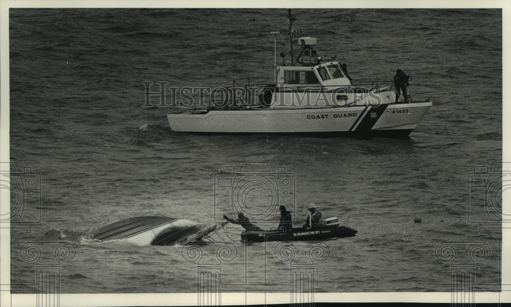 1989 Press Photo Coast Guard &amp; South Milwaukee dive rescue team search a boat - Historic Images