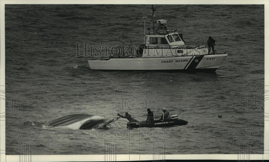 1989 Press Photo Coast Guard & South Milwaukee dive rescue team search a boat - Historic Images