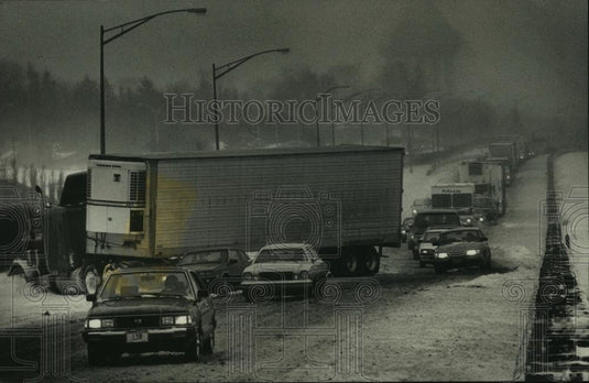 1989 Press Photo Jackknifed semitrailer truck on North-South Freeway, Milwaukee - Historic Images