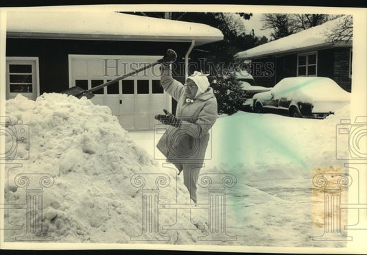 1988 Press Photo Wisconsin's Milda Knoeck piles snow from her driveway into pile - Historic Images