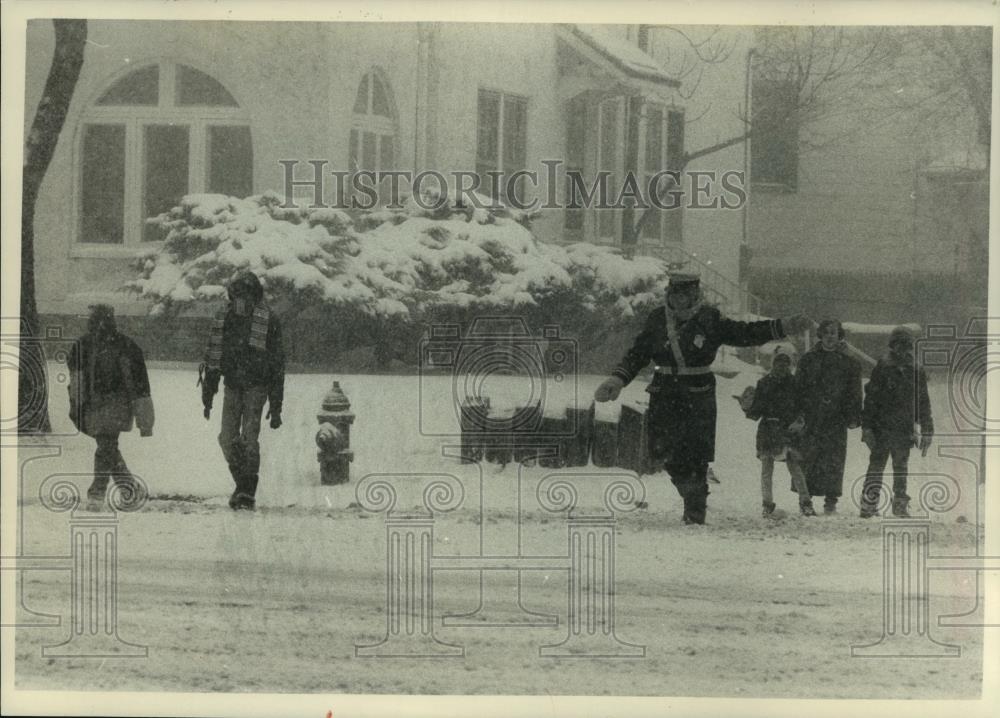 1989 Press Photo Milwaukee crossing guard helps children across snowy street - Historic Images