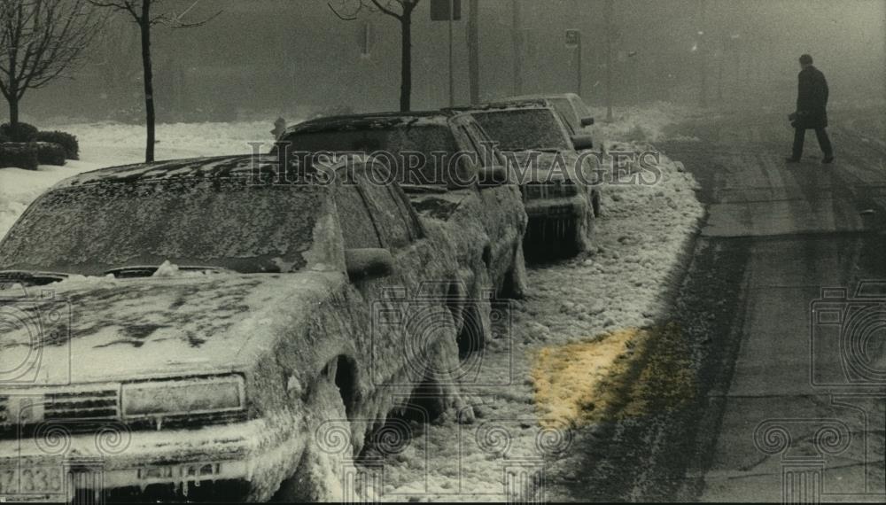 1989 Press Photo Ice and snow covered cars on North Prospect Avenue, Milwakee - Historic Images