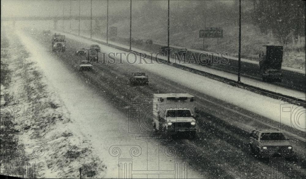 1989 Press Photo Traffic on snow covered highway, Milwaukee - mjb79404 - Historic Images