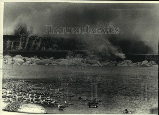 1993 Press Photo Waves slam over the breakwater at Port Washington, Wisconsin - Historic Images