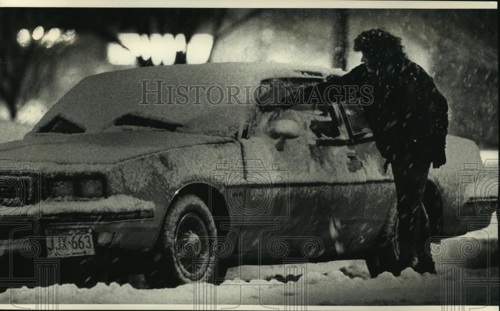 1993 Press Photo A motorist uses a window scraper to clean off snow covering car - Historic Images