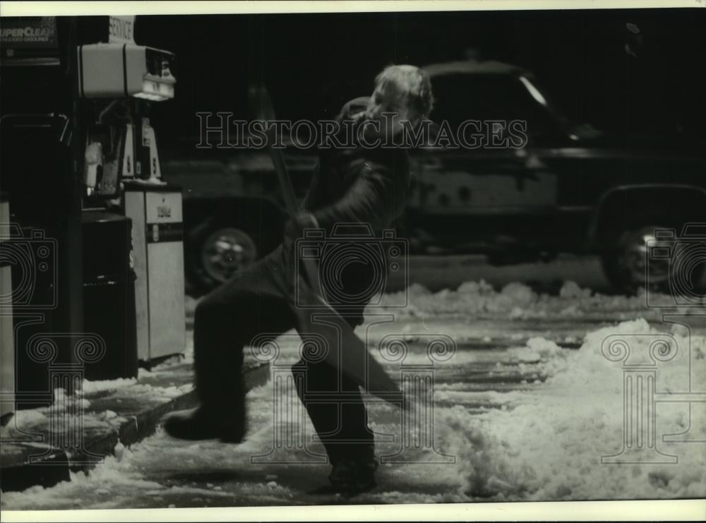 1994 Press Photo Paul Kraaska slips as he removes snow at his station, in Mequon - Historic Images