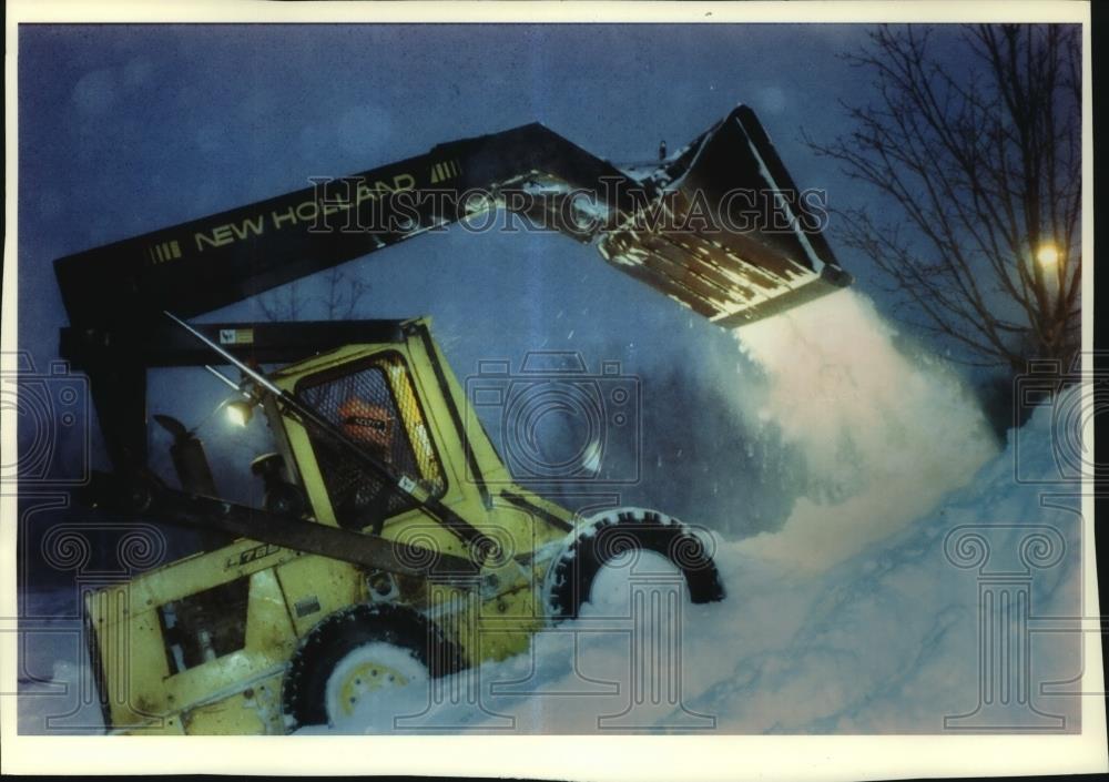 1994 Press Photo Chris Strong removes snow from a lot in Mequon, Wisconsin - Historic Images