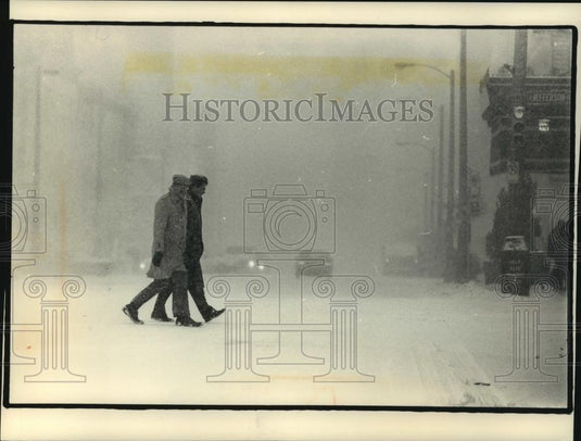 1989 Press Photo Pedestrians walk in snow storm, downtown Milwaukee, Wisconsin - Historic Images