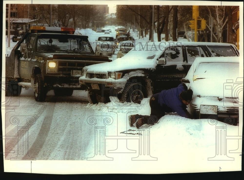 1994 Press Photo Snow Storm, Milwaukee Wisconsin, illegally parked cars towed - Historic Images