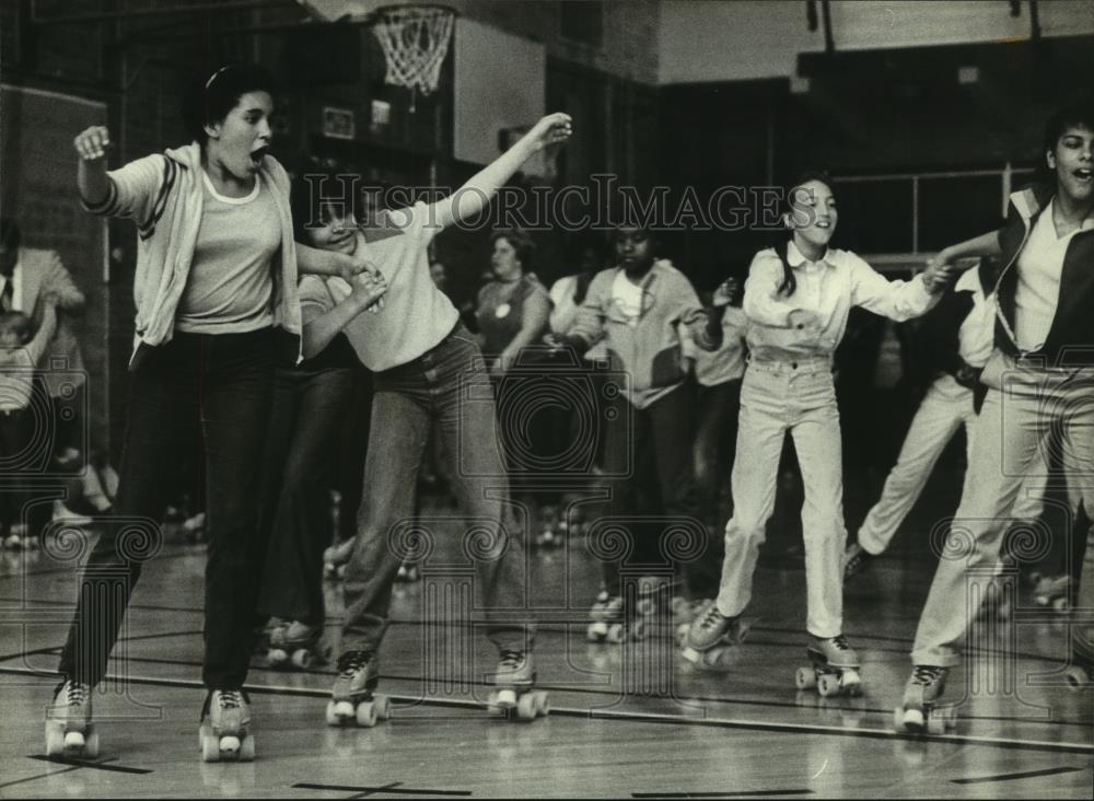 1981 Press Photo Roller skaters at Jackie Robinson Middle Junior High School - Historic Images