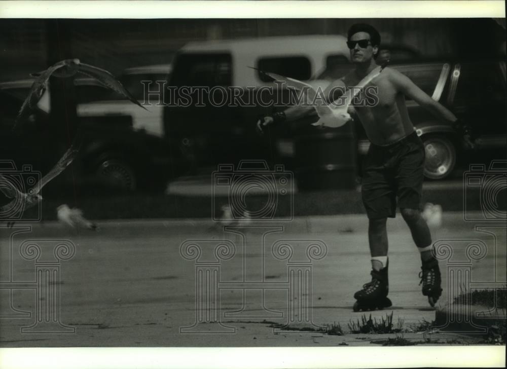 1993 Press Photo Mike Radtke skates on roller blades, Bradford Beach, Milwaukee - Historic Images