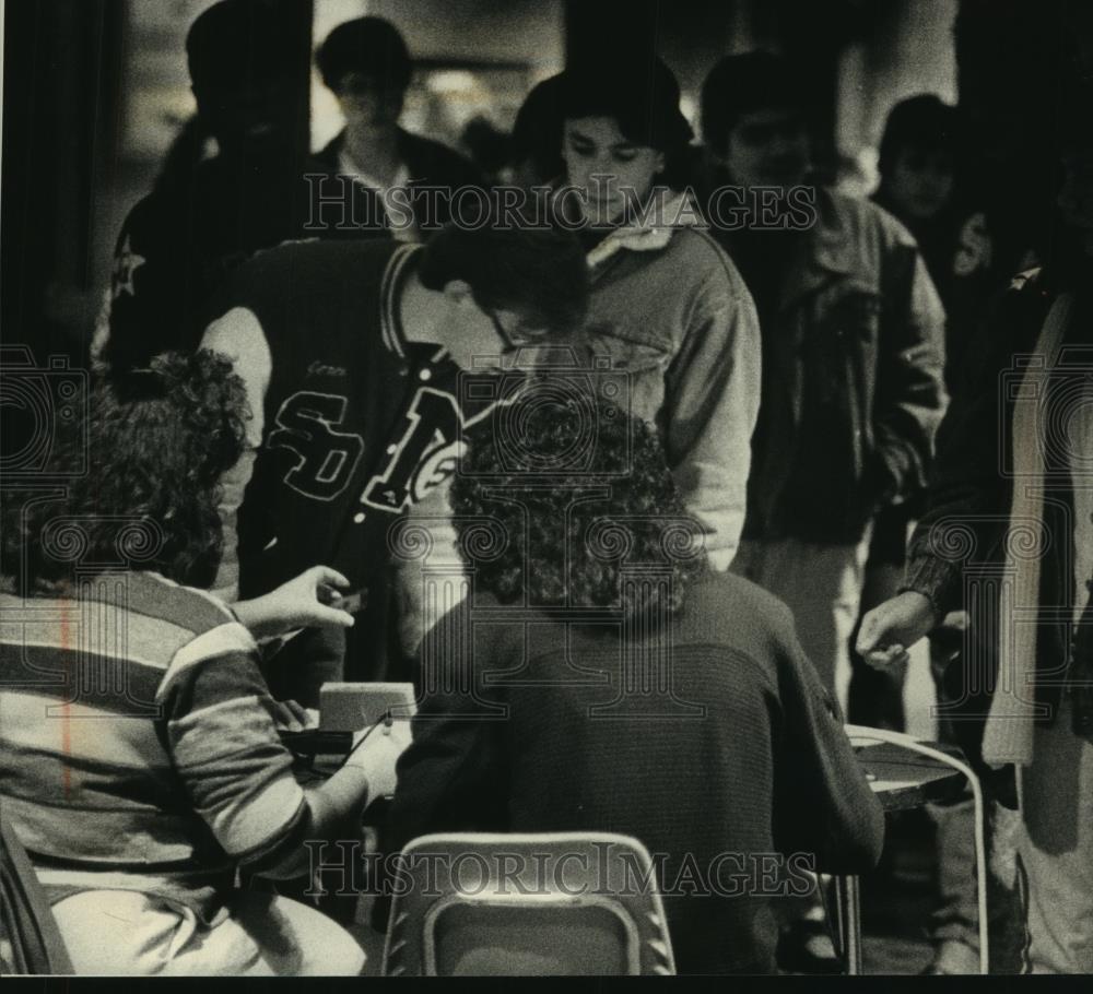 1989 Press Photo Students at South Division High School picked up slips - Historic Images